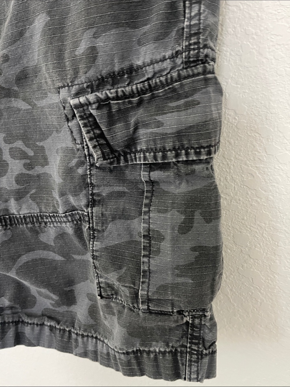 Old Navy Gray Camo Men's Cargo Shorts Multi-Pocket Size 32 - Picture 4 of 6